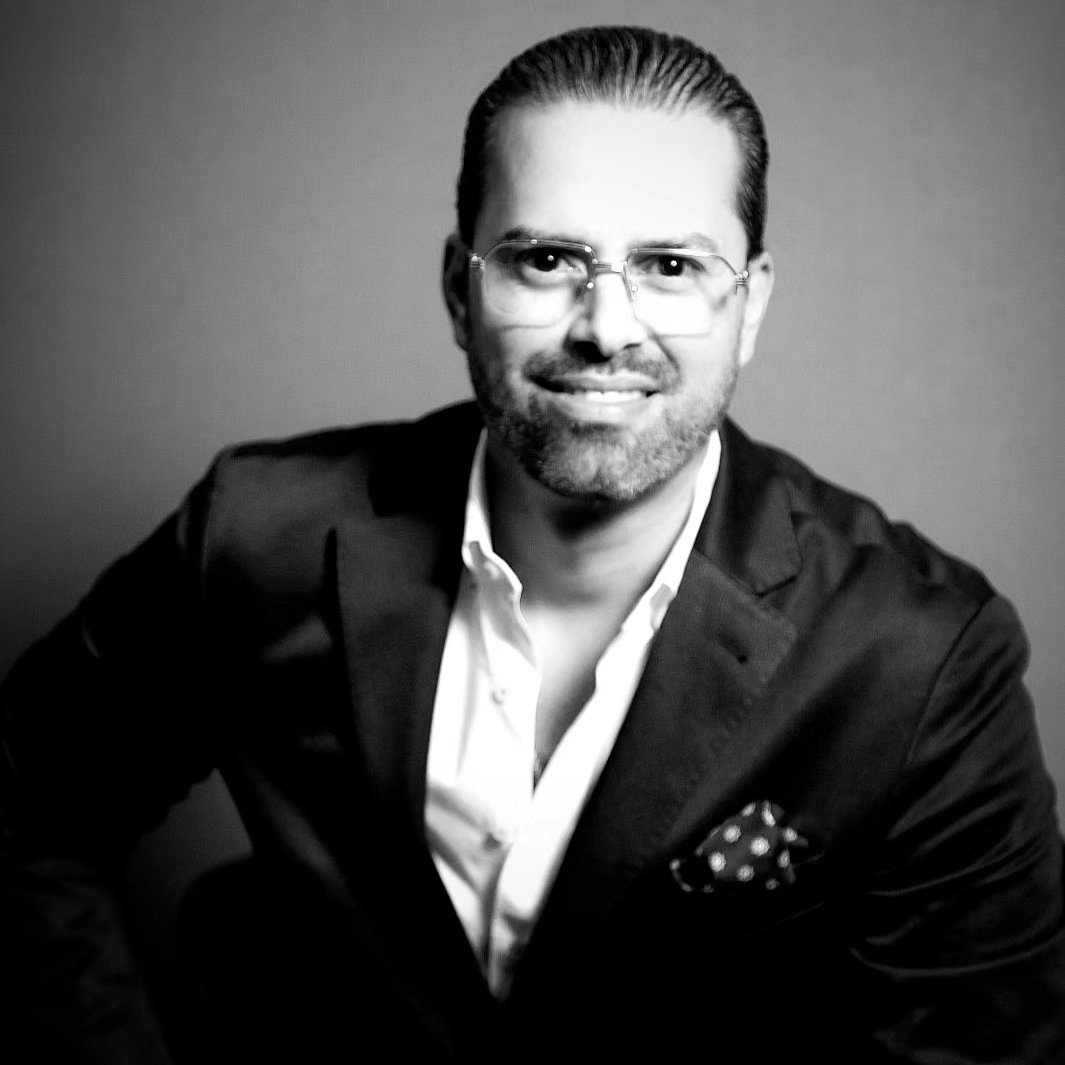 Retrato en blanco y negro del desarrollador inmobiliario Jorge Torres Landa